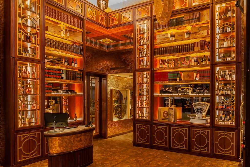 Wine & Books Lisboa Hotel Kültér fotó The interior of the Harry Potter store at Platform 9¾ at King's Cross