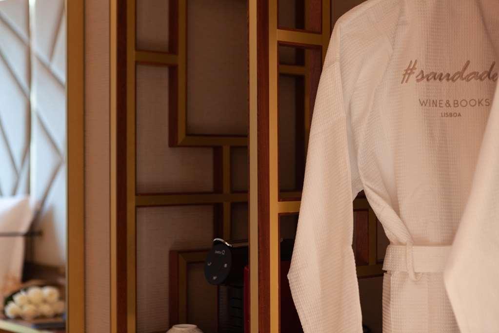 Wine & Books Lisboa Hotel Szoba fotó A bathrobe