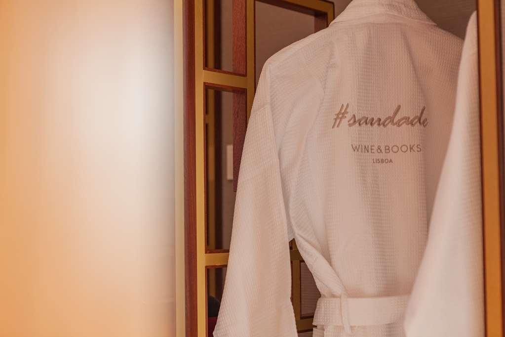 Wine & Books Lisboa Hotel Szoba fotó A bathrobe