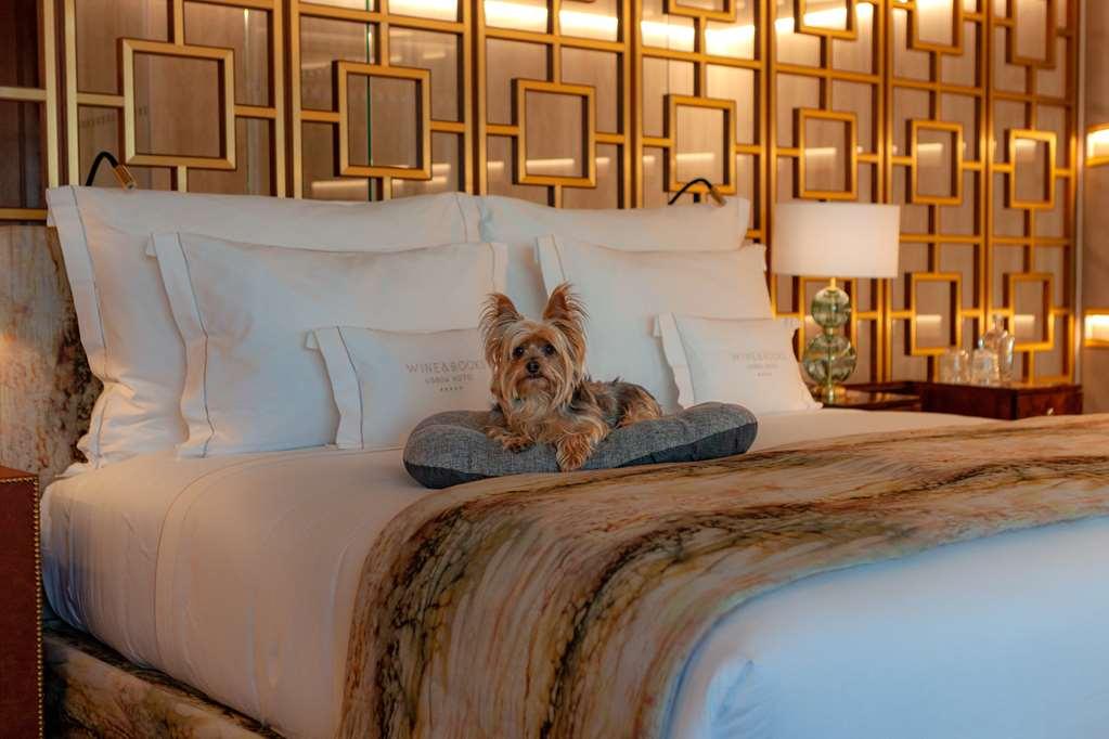 Wine & Books Lisboa Hotel Létesítmények fotó A dog on a bed