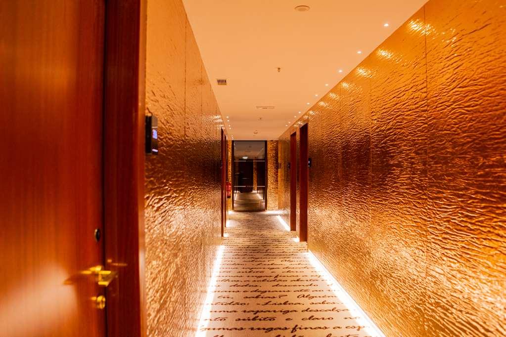Wine & Books Lisboa Hotel Létesítmények fotó A corridor at the hotel