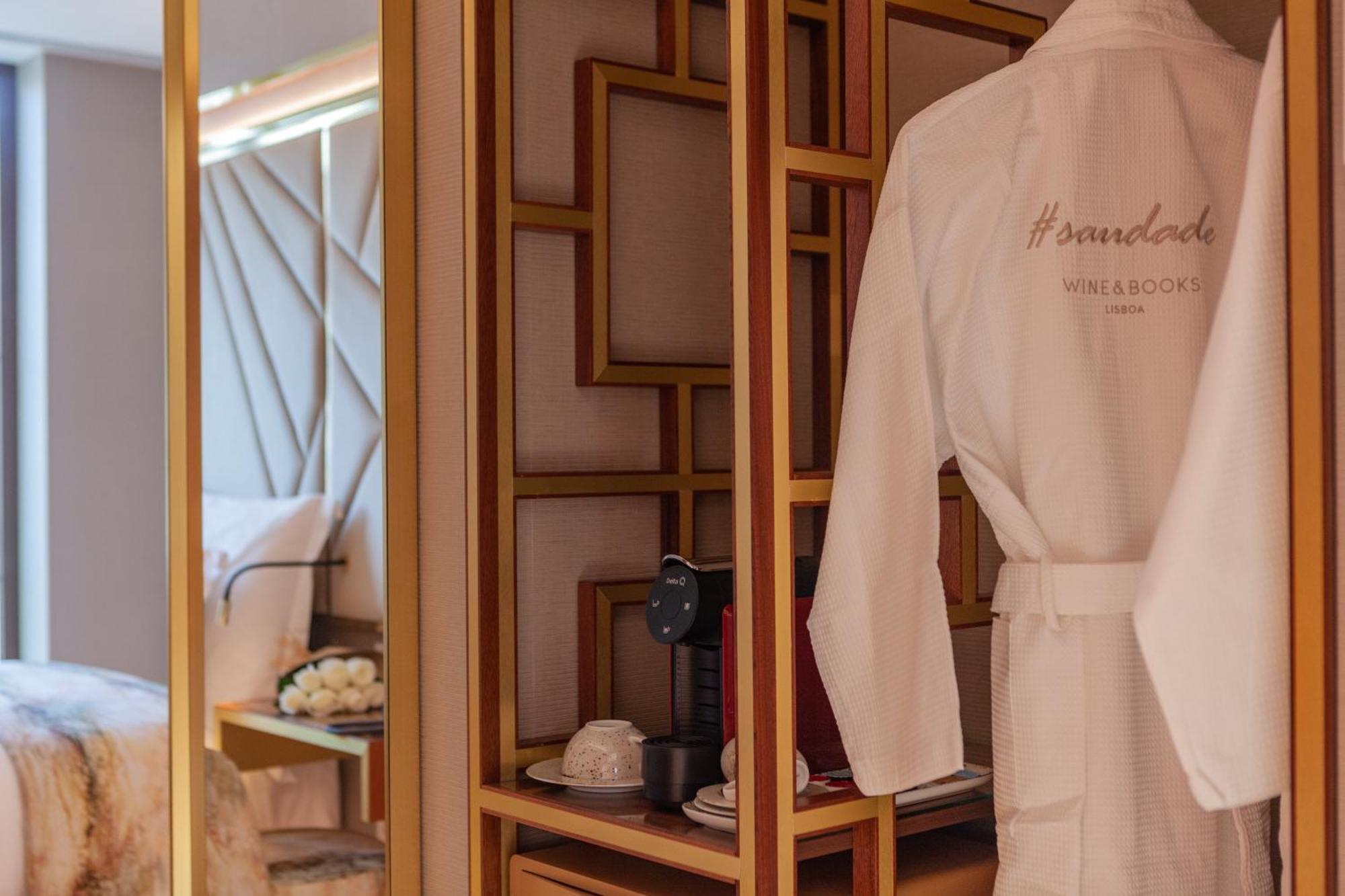 Wine & Books Lisboa Hotel Kültér fotó A bathrobe