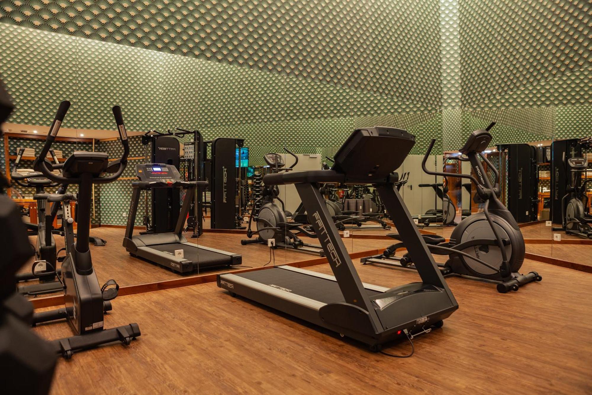 Wine & Books Lisboa Hotel Kültér fotó A gym in a hotel