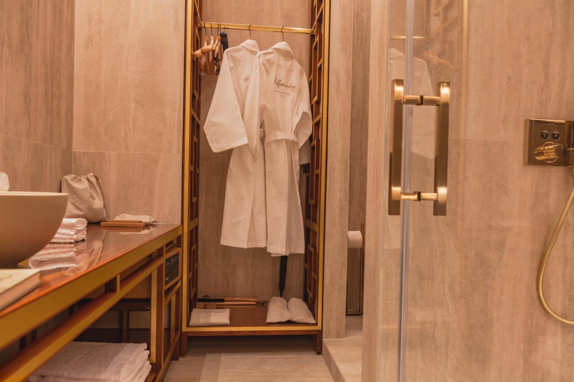 Wine & Books Lisboa Hotel Szoba fotó A bathrobe in a hotel bathroom